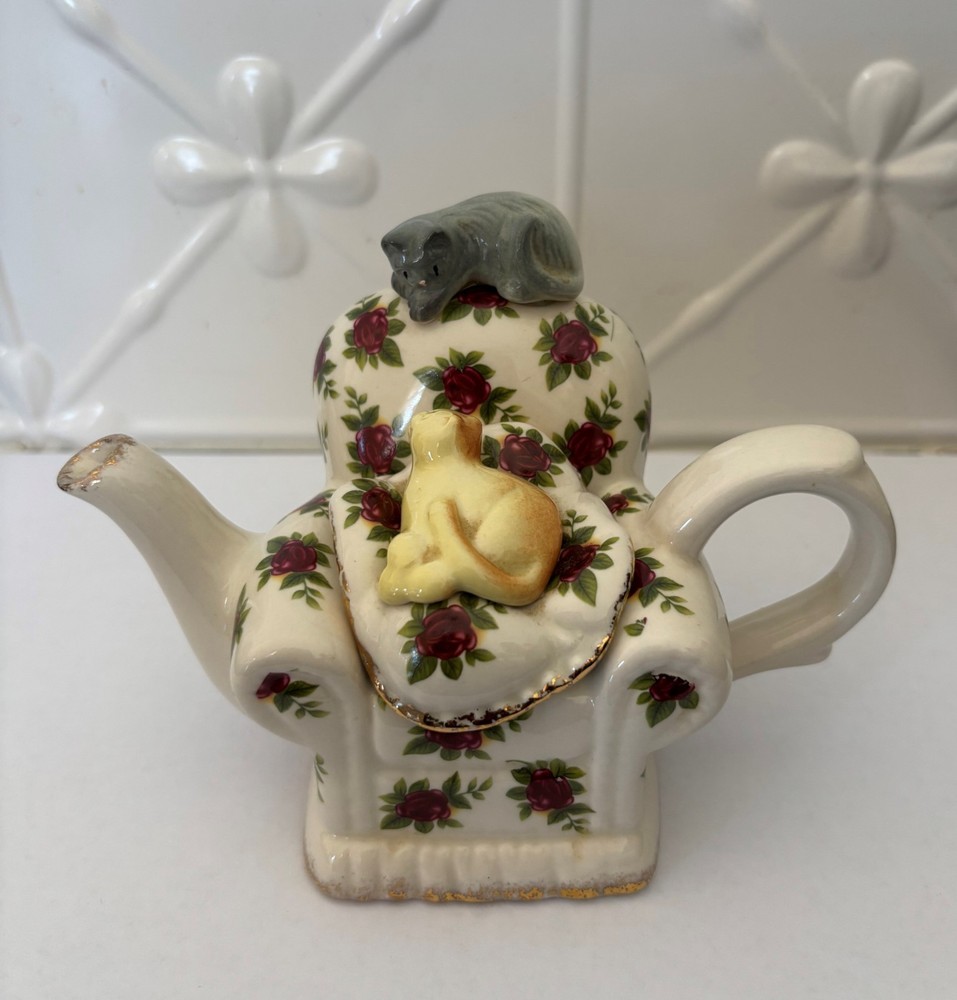 Royal Albert Miniature Tea Pot, Two Cats Playing