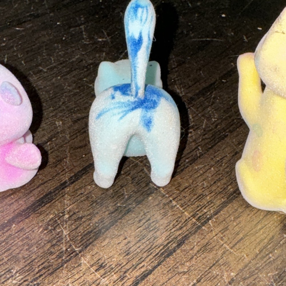 Crayola scribbles a lot of five Flocked Cats