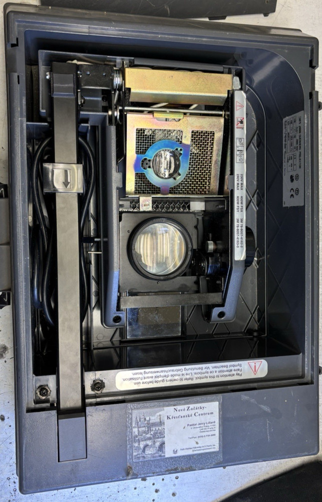 3M 2000 AG Portable Overhead Transparency Projector