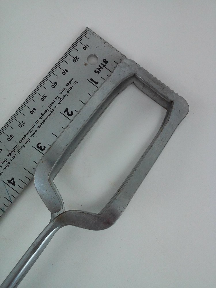 15-1/5-inches Rectangular Finger Hole Serrated Edges Tongs