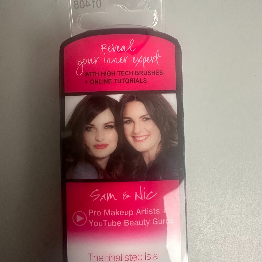 Real Techniques stippling Brush Pink by Sam & Nic Stage makeup high tech