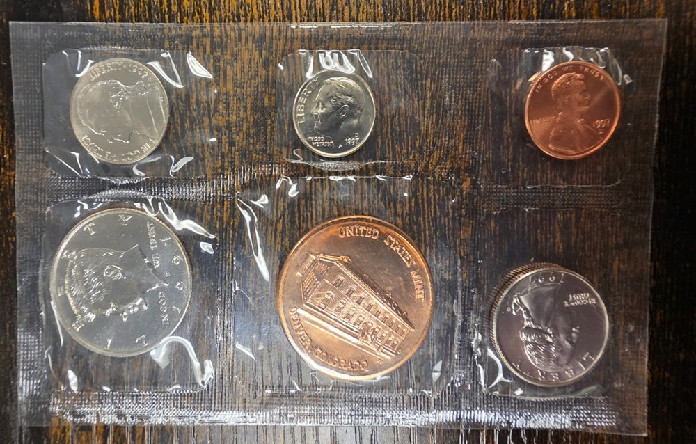 1998-D Official US Mint Souvenir Set with Envelope.
