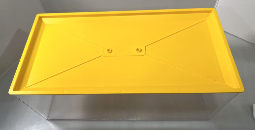 1/18 MODEL CAR DISPLAY CASE w/YELLOW BASE
