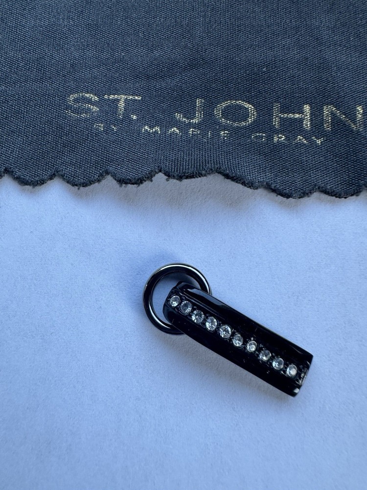 st john zipper pull