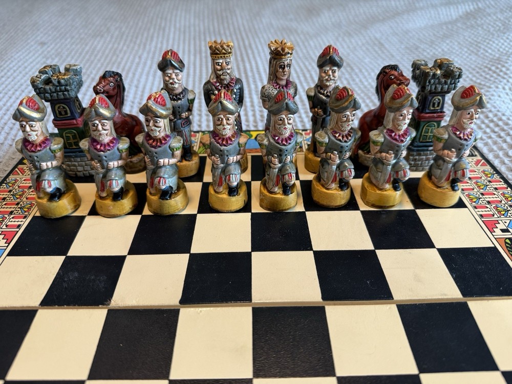 Conquistadors Versus Aztec Chest Set ￼