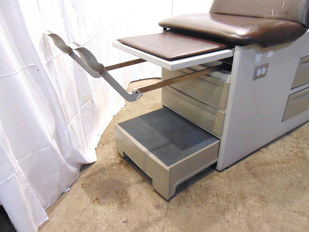 Brewer 5001-15 Exam Table - S7428