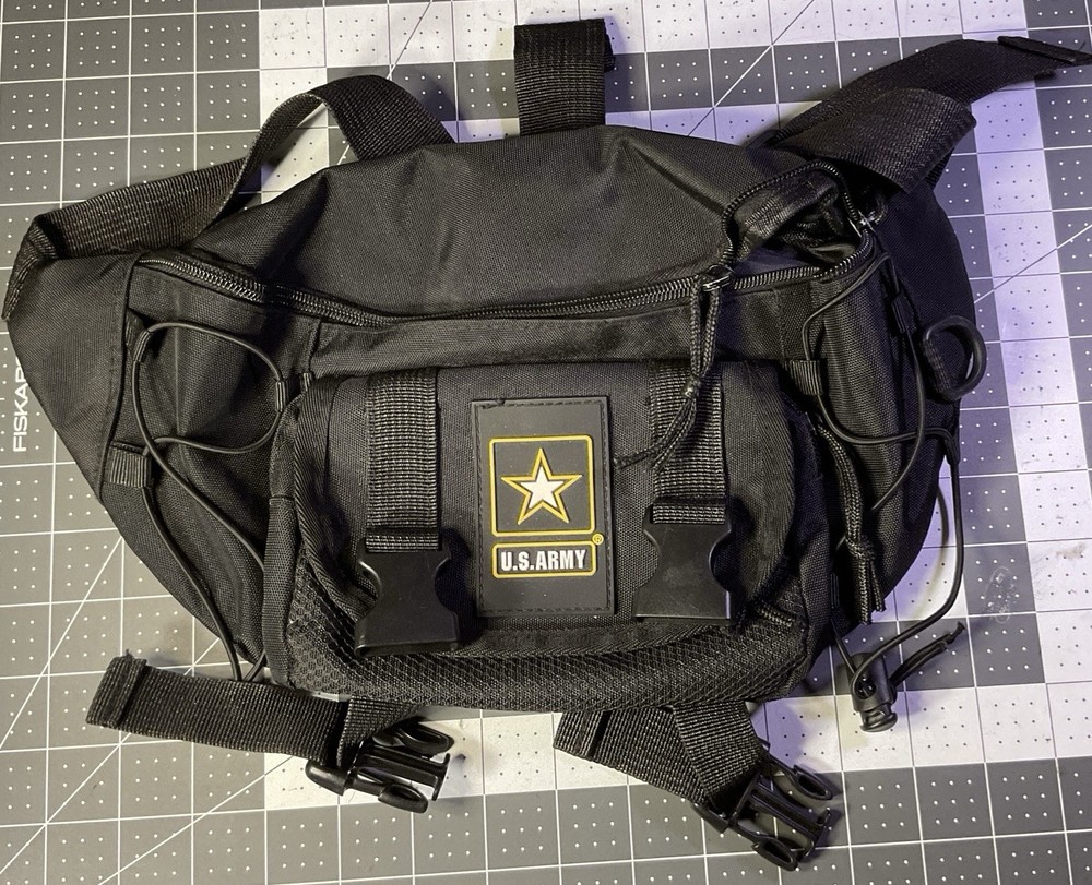 Fannypack multi compartment black with a US Army Logo