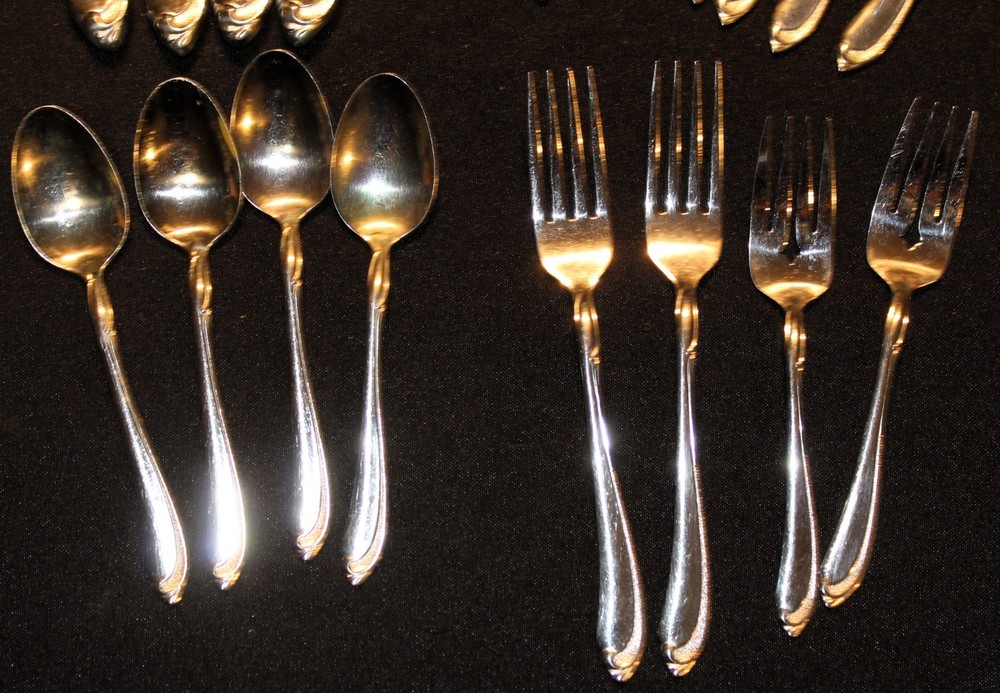 Oneida Whispering Sand 17 Piece Silverplate Flatware Set