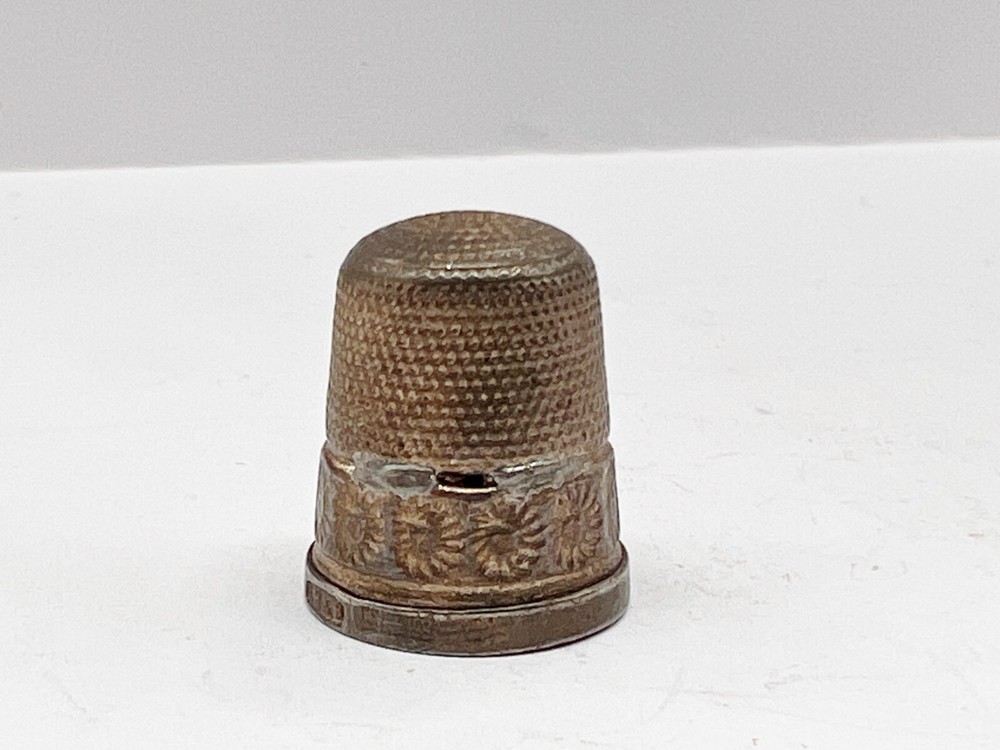 VINTAGE SOLID STERLING SILVER OLD SEWING THIMBLE DAISY FLOWERS