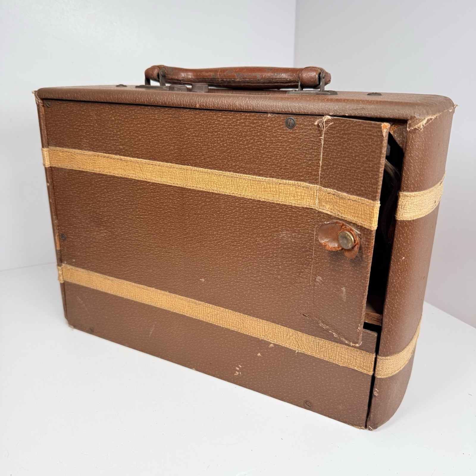 Rare Vintage 1940 GE General Electric JB-630 Carryabout Portable Radio