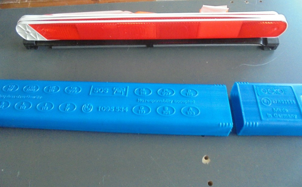 EMERGENCY WARNING TRIANGLE WITH A CASE,PLUS A HIGH VISIBILITY VEST