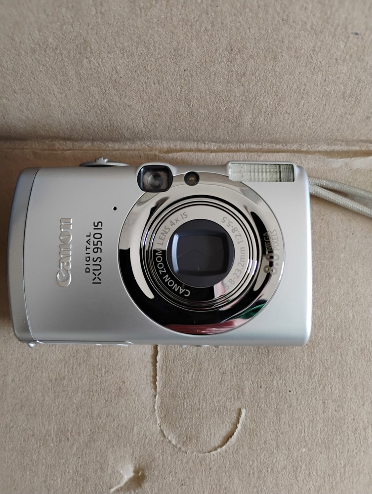 Canon IXUS 950 Is Digital Camera 8MP, Compact, Silver plus case