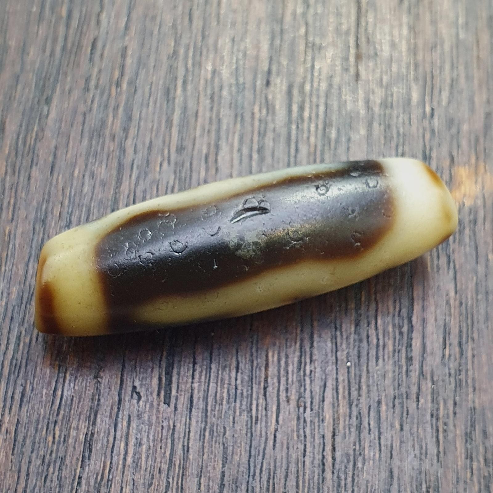 Tibetan dzi bead unique pattern symbols , rare himalayan agate bead