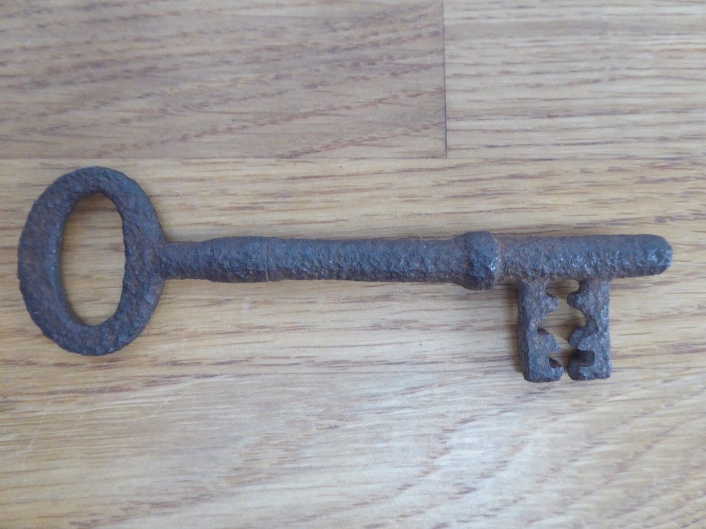 Antique Rustic Iron/Metal Keys x4
