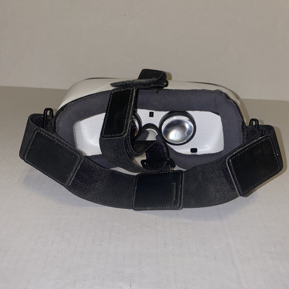 Samsung Gear VR SM-R322 Headset & Controller Powered by Oculus