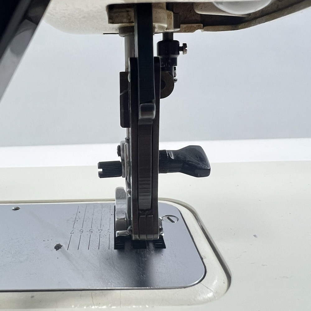 Pfaff 1222E Sewing Machine With Pedal