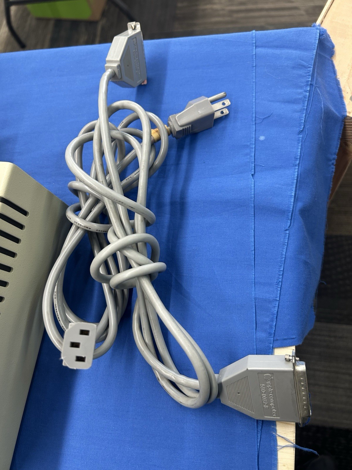 Vintage Apple IIe Computer A2S2064 With Disk ii Turns On Untested