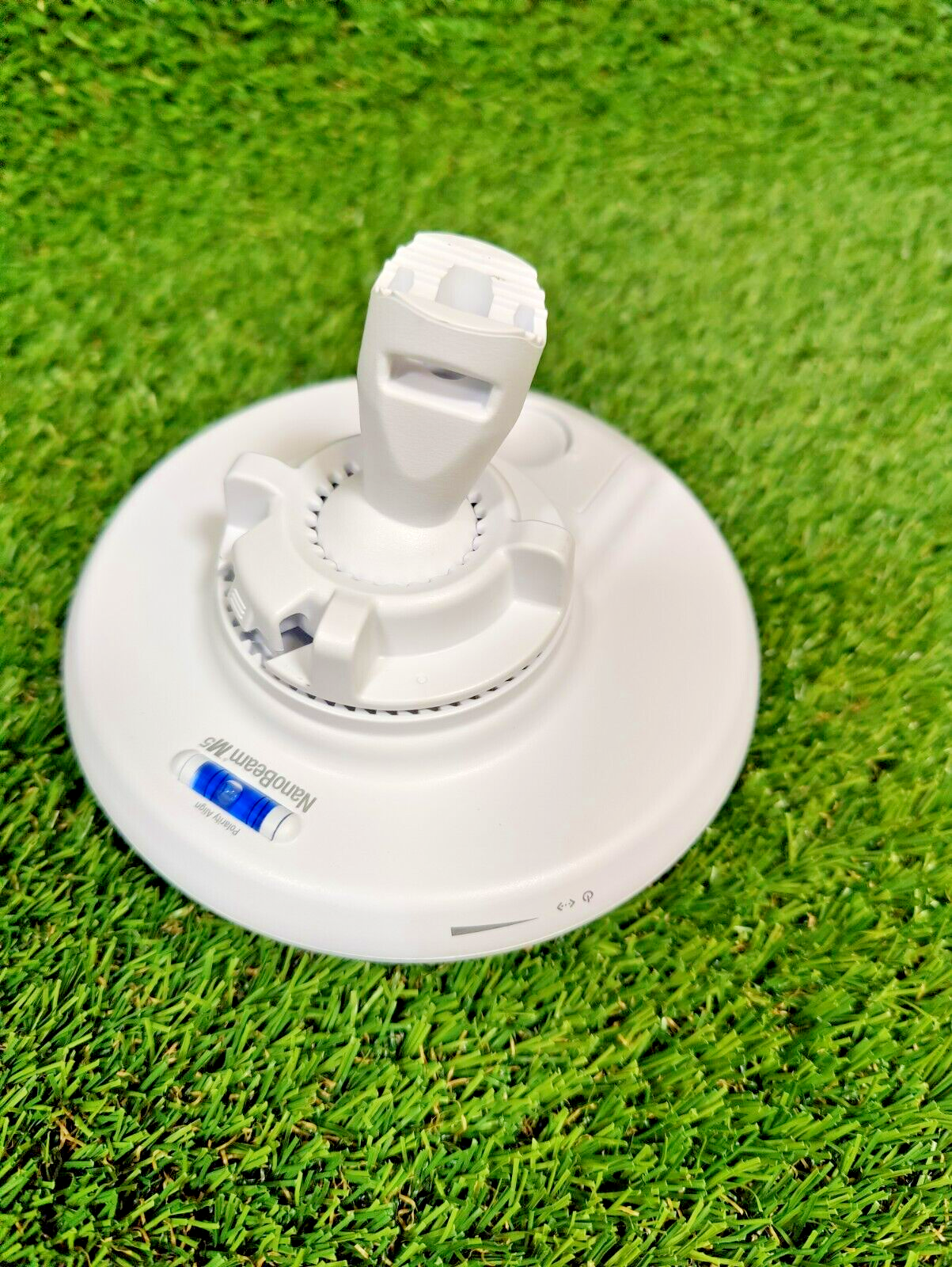 Ubiquiti Networks NBE-M5-16 NanoBeam 5GHz Wireless Access Point w/ PoE, Clamp