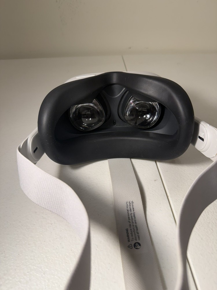Oculus Quest 2 w 1 Controller Great Condition Works Great!!! Tear Under Leather