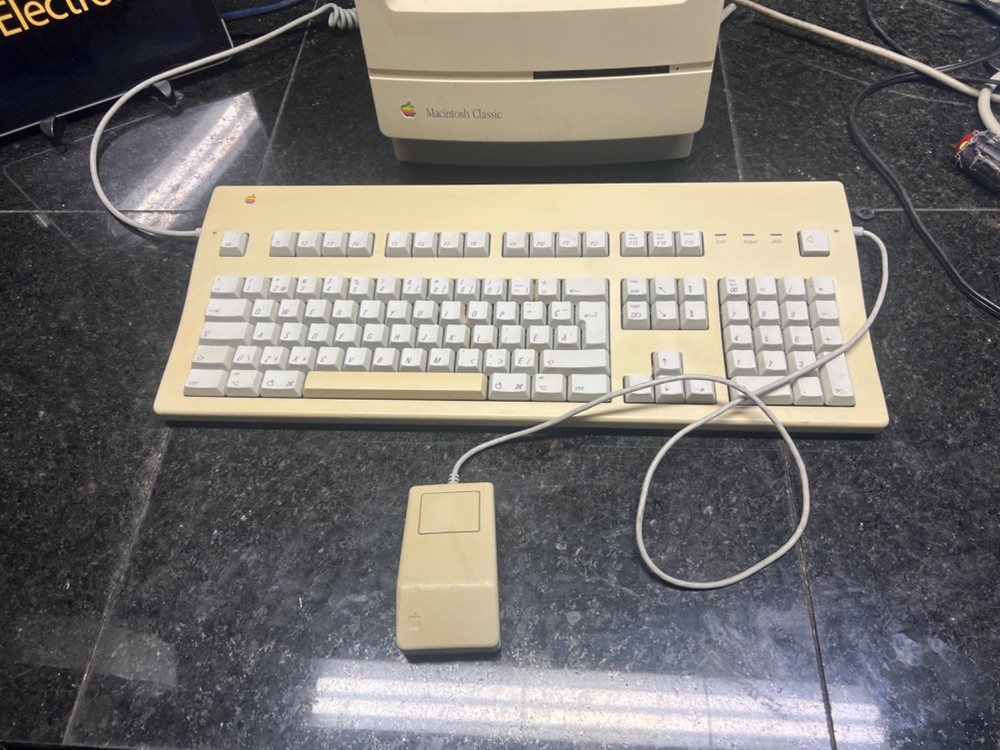Macintosh Classic / keyboard mouse/ working!