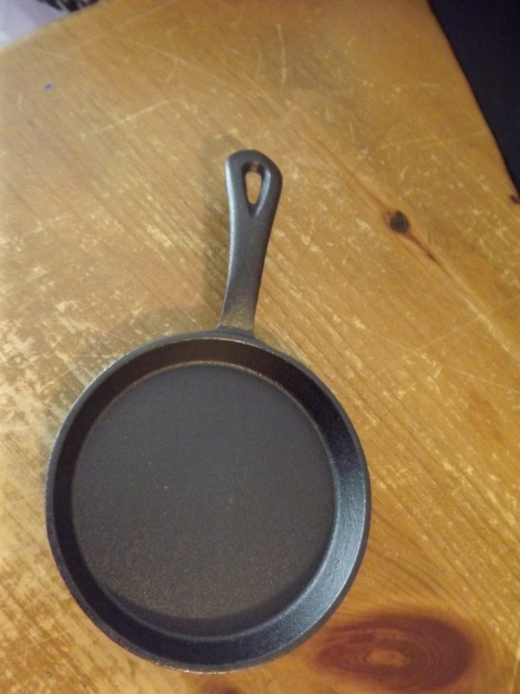 NEW mini CAST IRON SKILLET 1 egg size HOOK FOR HANGING 5" DIAMETER