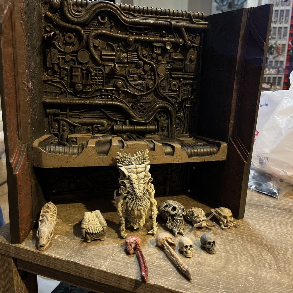 NECA Predator 2 Trophy Wall Diorama + Trophy Skull Pack READ