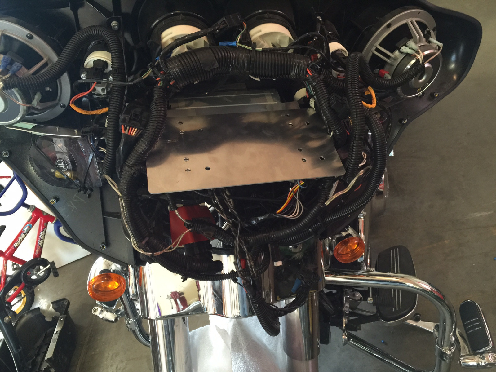 2008 - 2013 Batwing large amplifier mounting kit Harley Street Glide Diamond