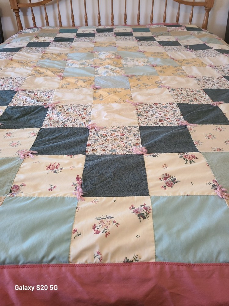 Patchwork Quilt w/Tied Construction Pink Bordered/Back, Floral,Solid Sq, Full
