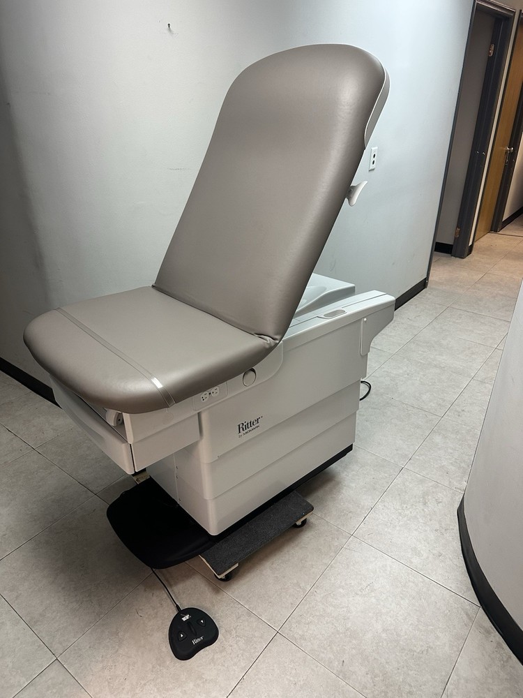 Midmark 224 Power Hi-Low Exam Table with Foot Control