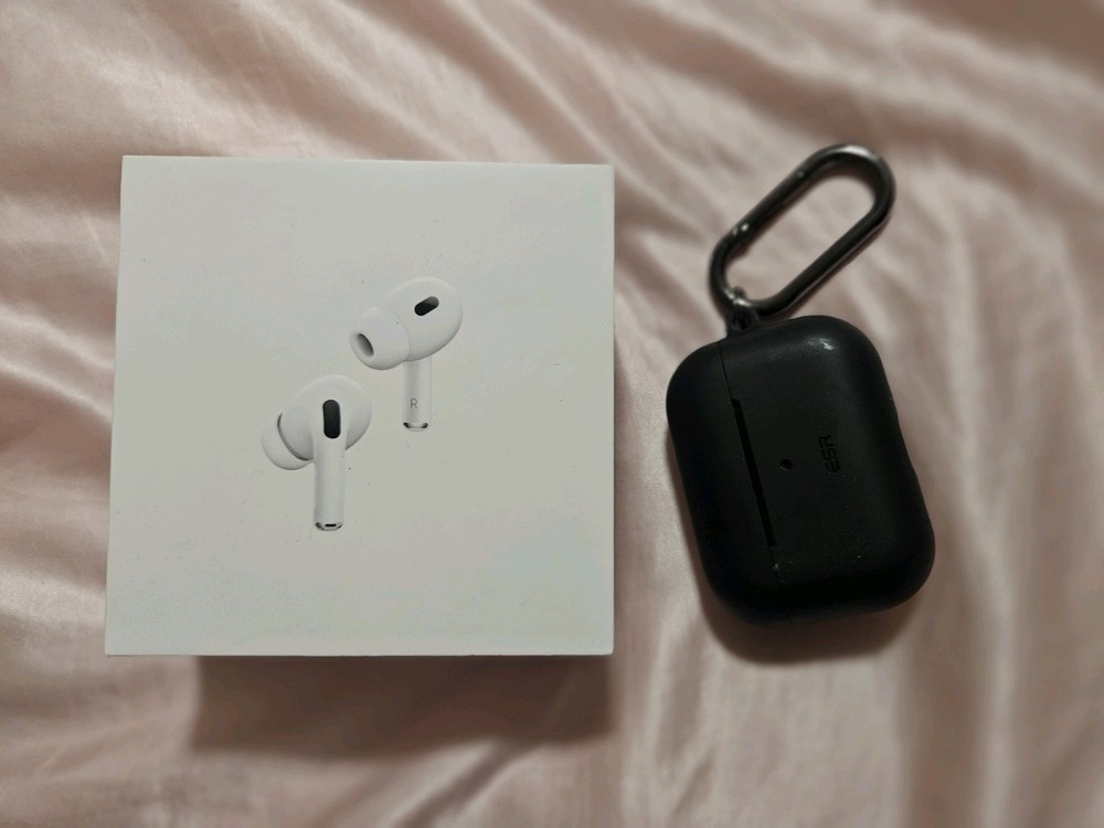 Apple AirPods Pro 2nd Generation With Case And Eartips