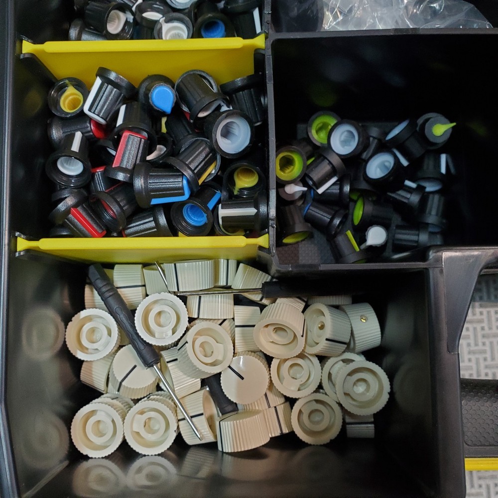 Assorted Stereo Knob Set