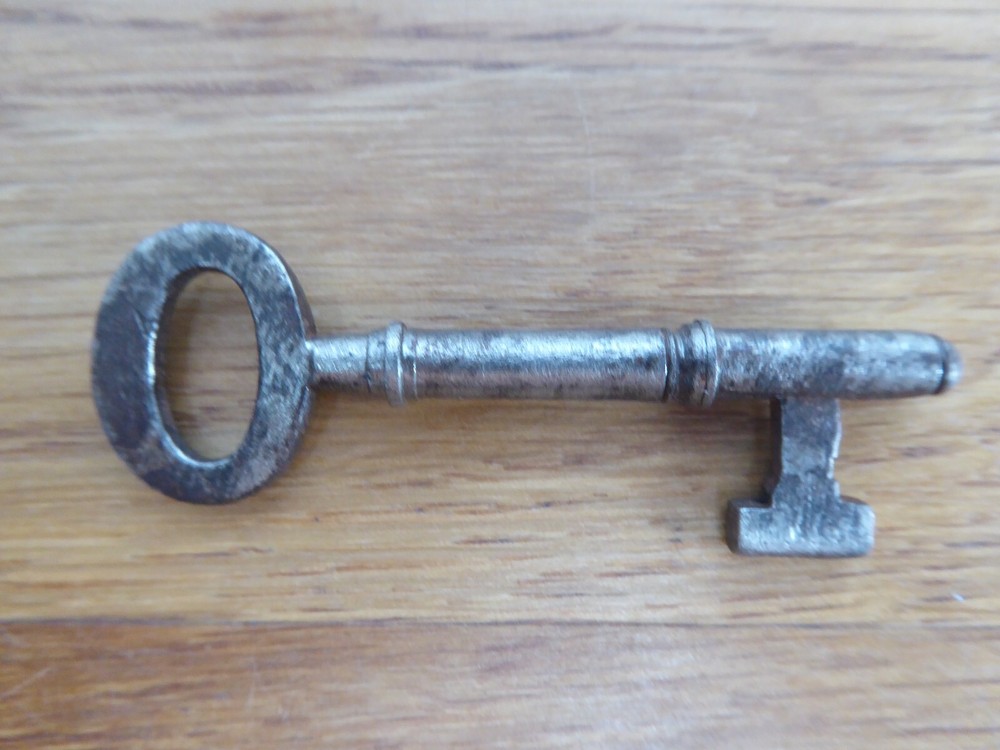 Antique Rustic Iron/Metal Keys x4