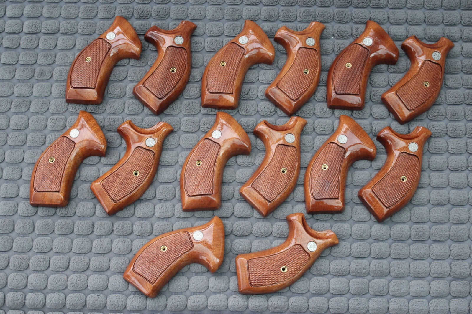 TARGET GRIPS FOR S&W K, L FRAME MODEL 686, 66 ROUND BUTT SAPELE WOOD # RANDOM