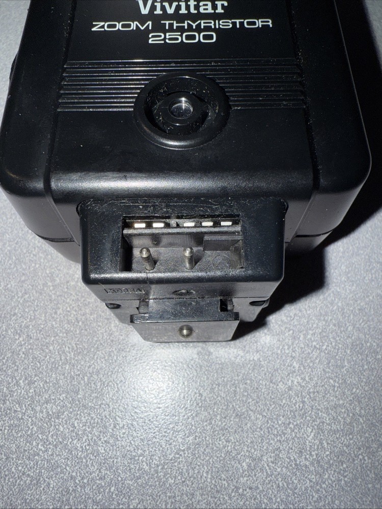 Vivitar Zoom Thyristor 2500 Universal Mount With removable diffuser FREE SHIP