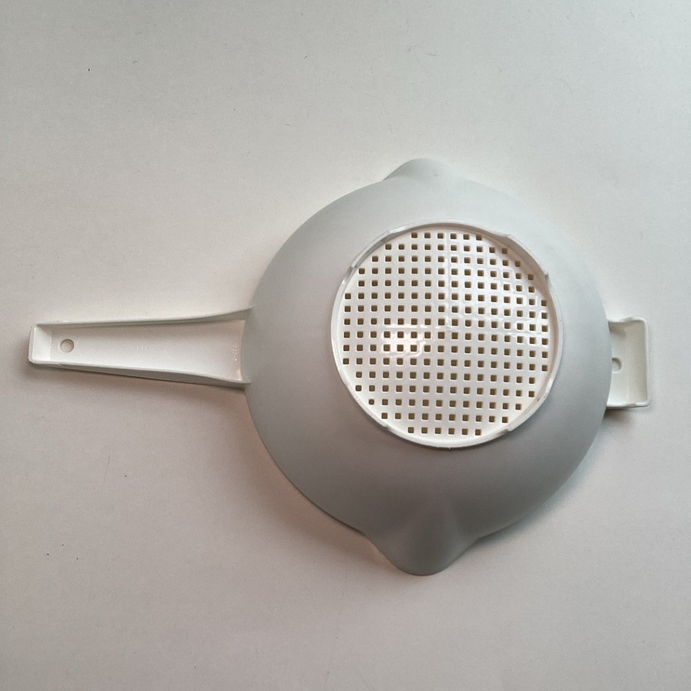 Tupperware 2 Quart Strainer Colander White Handle Hook Pan Rest Classic 1523