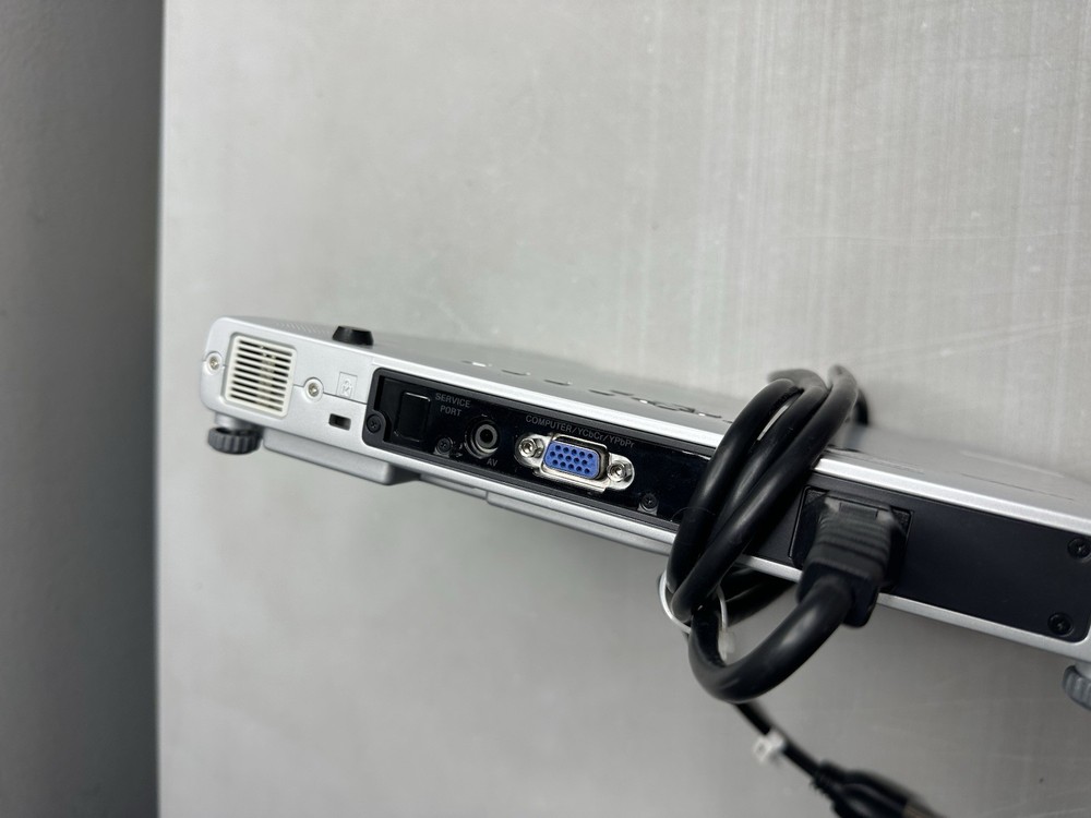 Casio XJ-S10 Projector. 515 HOURS!