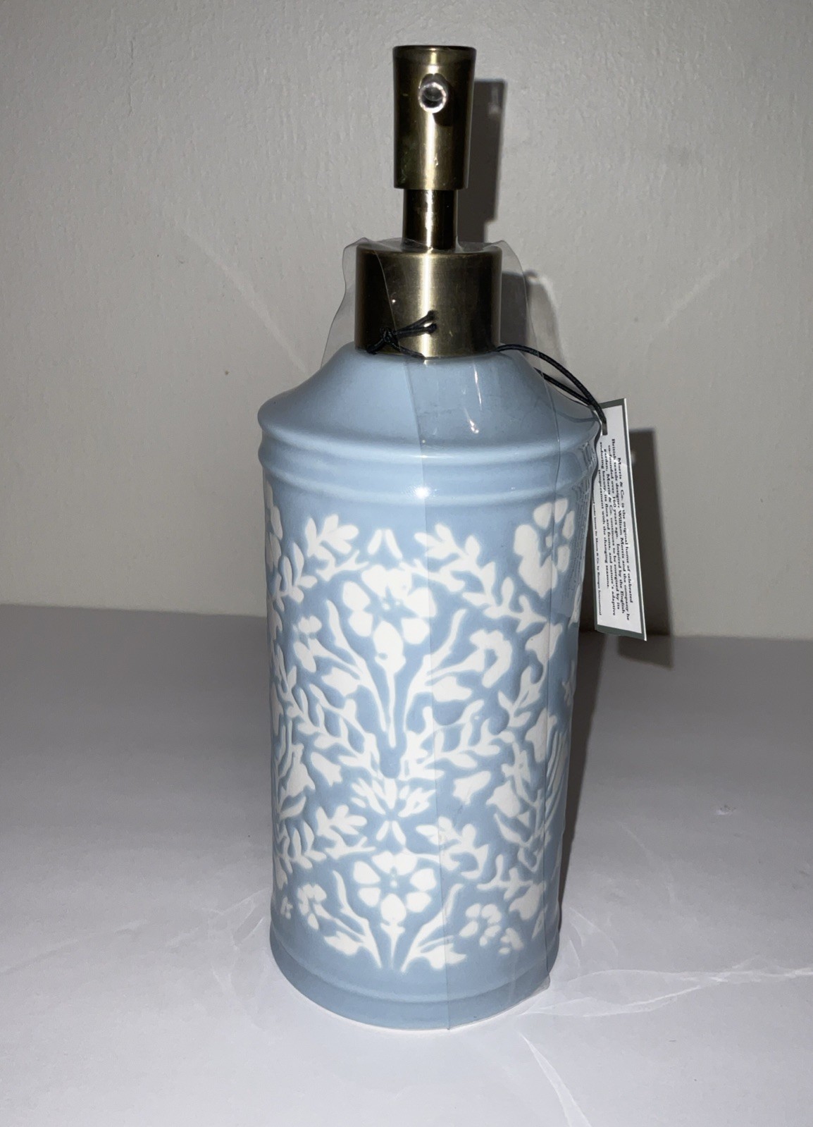 MORRIS & Co. BLUE WHITE ETCHED FLORAL BATHROOM VANITY CERAMIC SOAP PUMP NWT