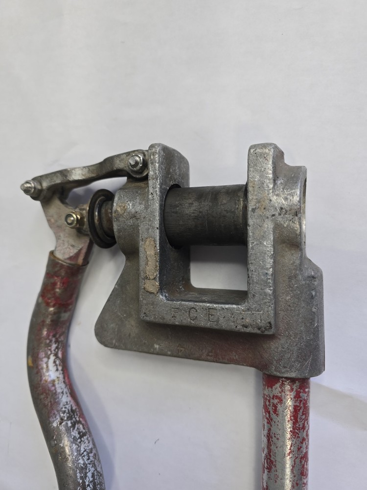 Greenlee 710 Metal Stud Punch Knockout Tool