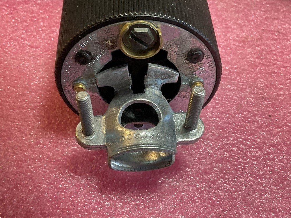 Hubbell Variload Twist-Lock Plug 45915 20A 120/208V