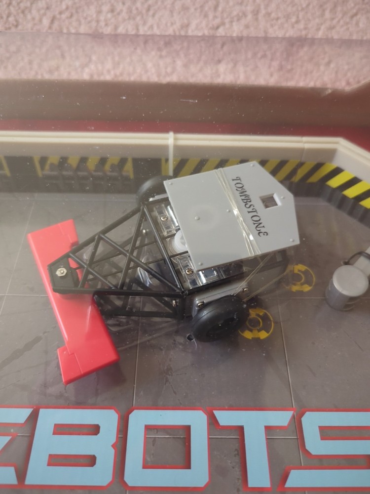 HEXBUG BattleBots Arena Witch Doctor & Tombstone Game Board