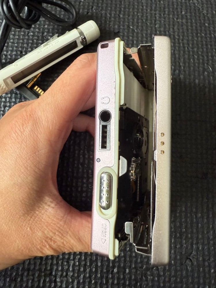 Sony MD Walkman MZ-E520 With Remote Control Untested