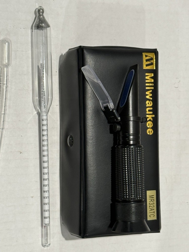 Milwaukee MR32ATC Brix Refractometer W/ Hydrometer Case And Accessories