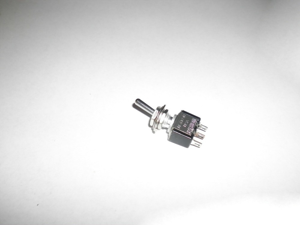 RAYTHEON NOS MST105D Miniature Toggle Switch New without Packaging