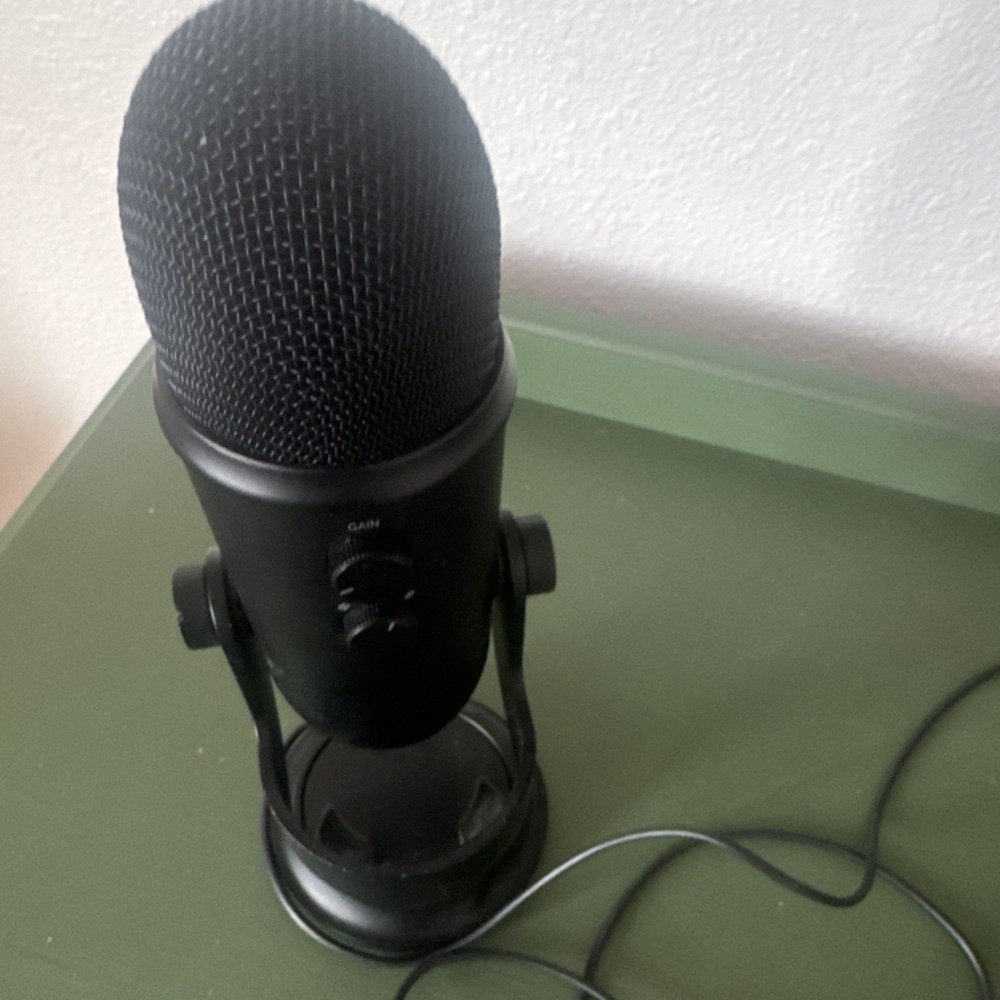 Blue Yeti USB Microphone Black Mute Volume Gain Multiple Polar Patterns