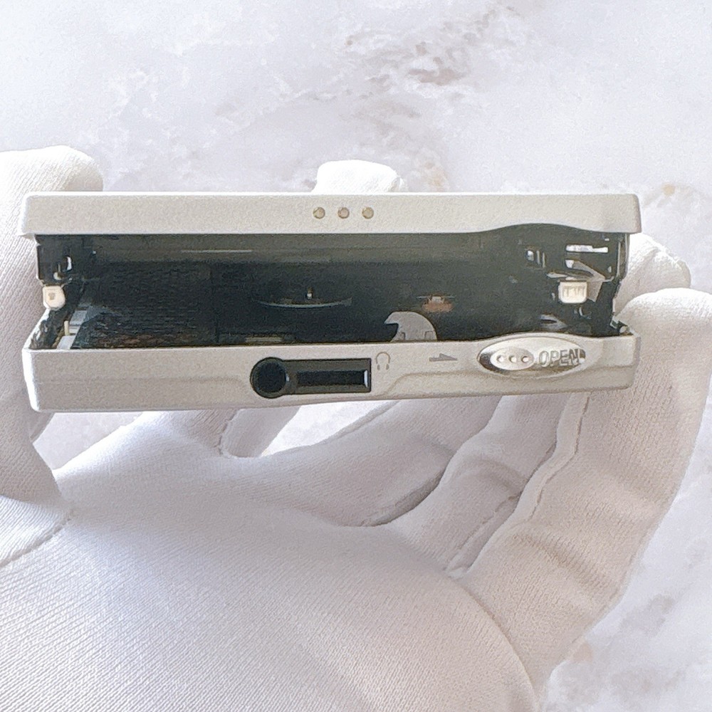 Sony Walkman MZ-E909 Silver Portable MD Player with battery adapter /Untested
