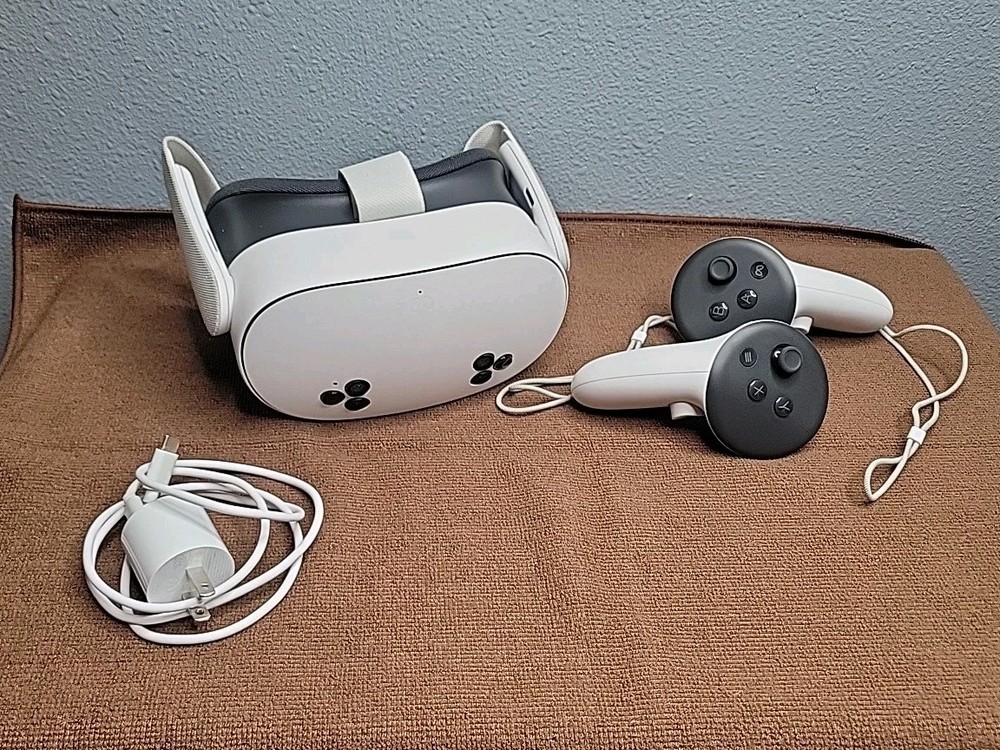 Oculus Meta Quest 3S Virtual Reality Headset 256GB With Controllers