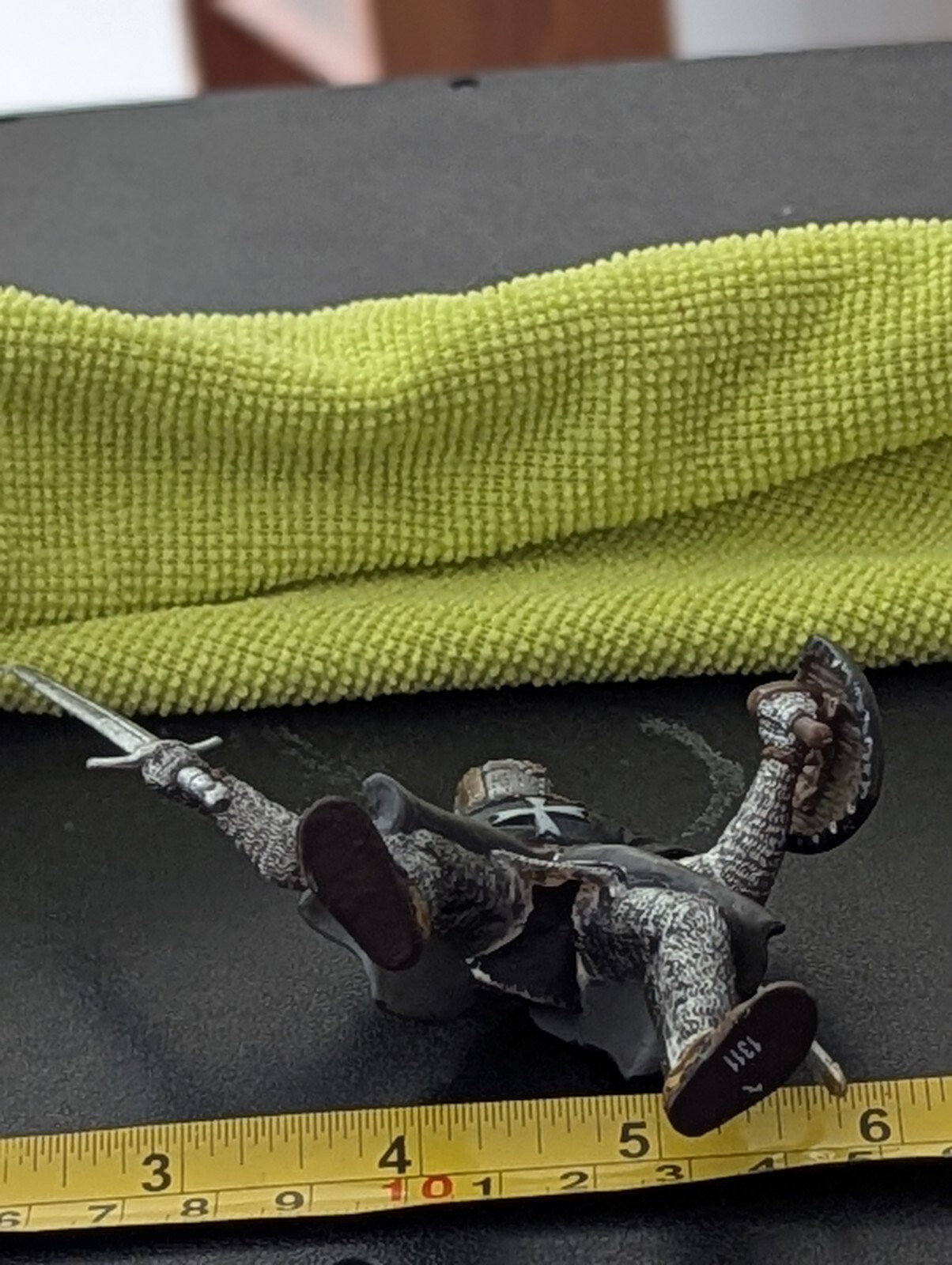 INTICING SCHLEICH WARRIOR MEDIEVAL W/ SHIELD & SWORD READY FOR BATTLE VG COLORS