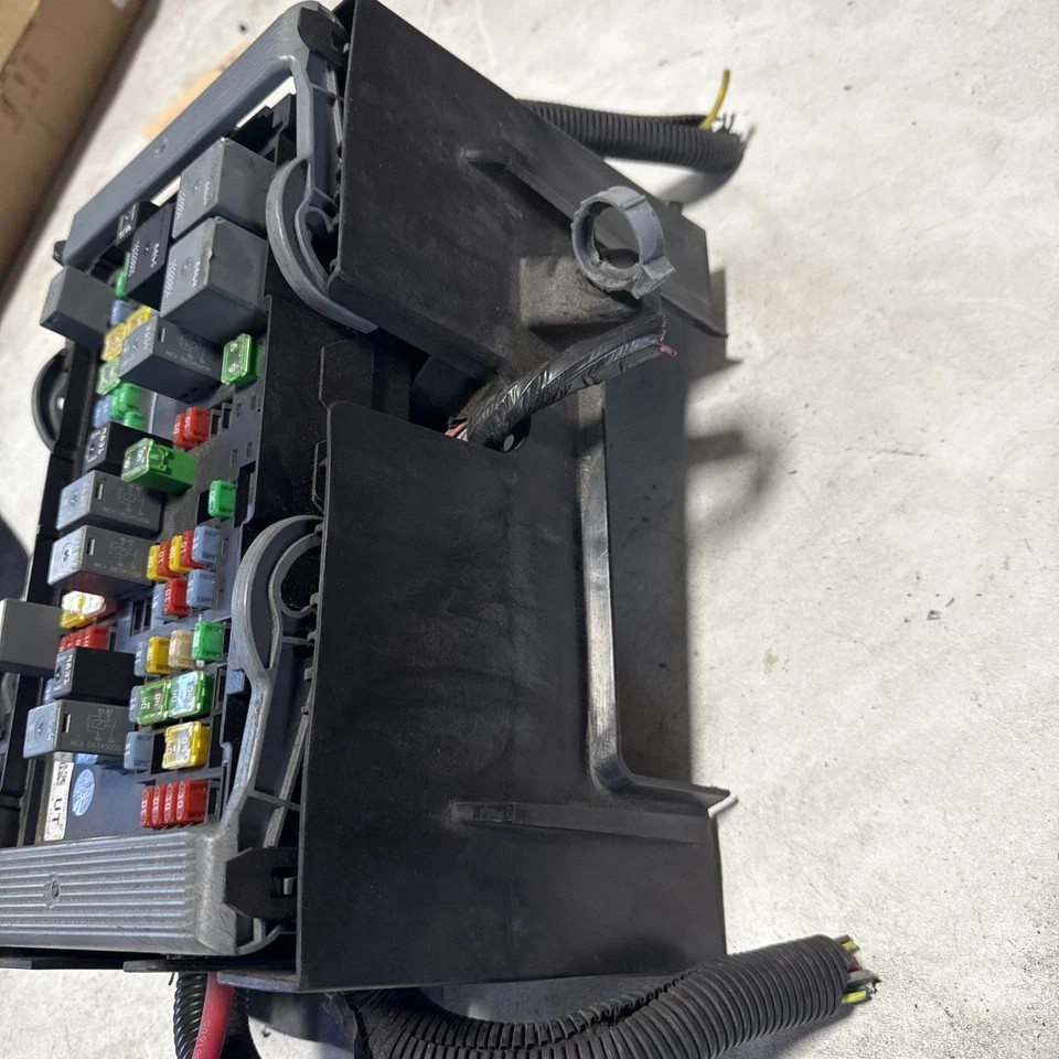 2007-2009 GMC Yukon Engine Fuse Box OEM