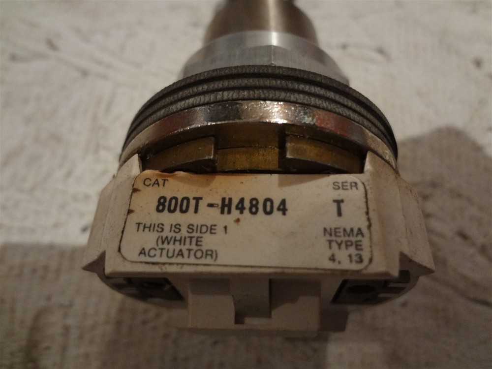 ALLEN BRADLEY 800T-H4804 2 POS SPRING RETURN SELECTOR SWITCH WITH 2 KEYS