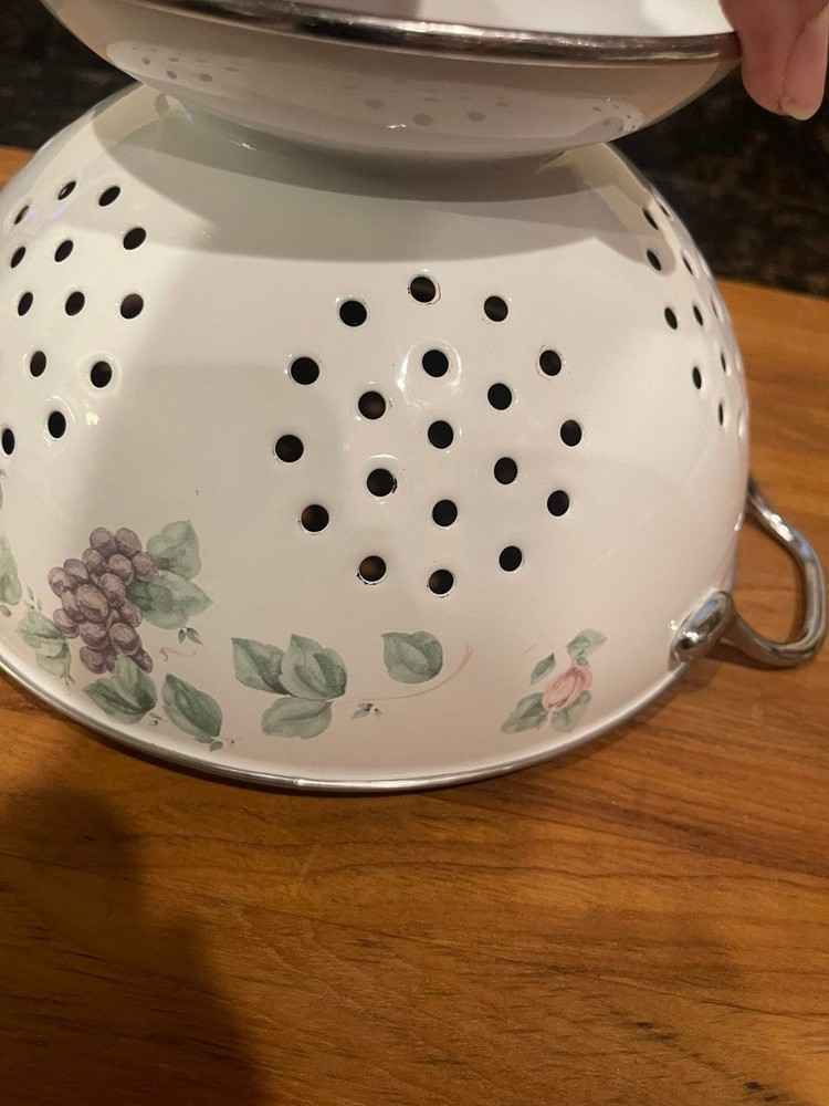 Enamel Pfaltzgraff grapevine colander